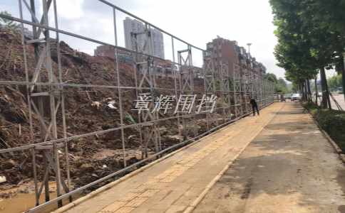 如何避免金屬圍擋施工中發(fā)生高空墜落事故？（金屬圍擋施工中高空安全防護措施）